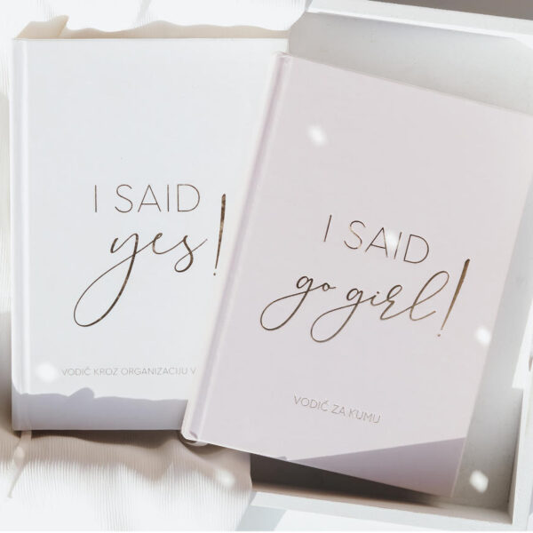 planer za vjenčanje I said yes i planer za kumu I said go girl odnosno set planera na pozadini, prikazane su naslovne stranice